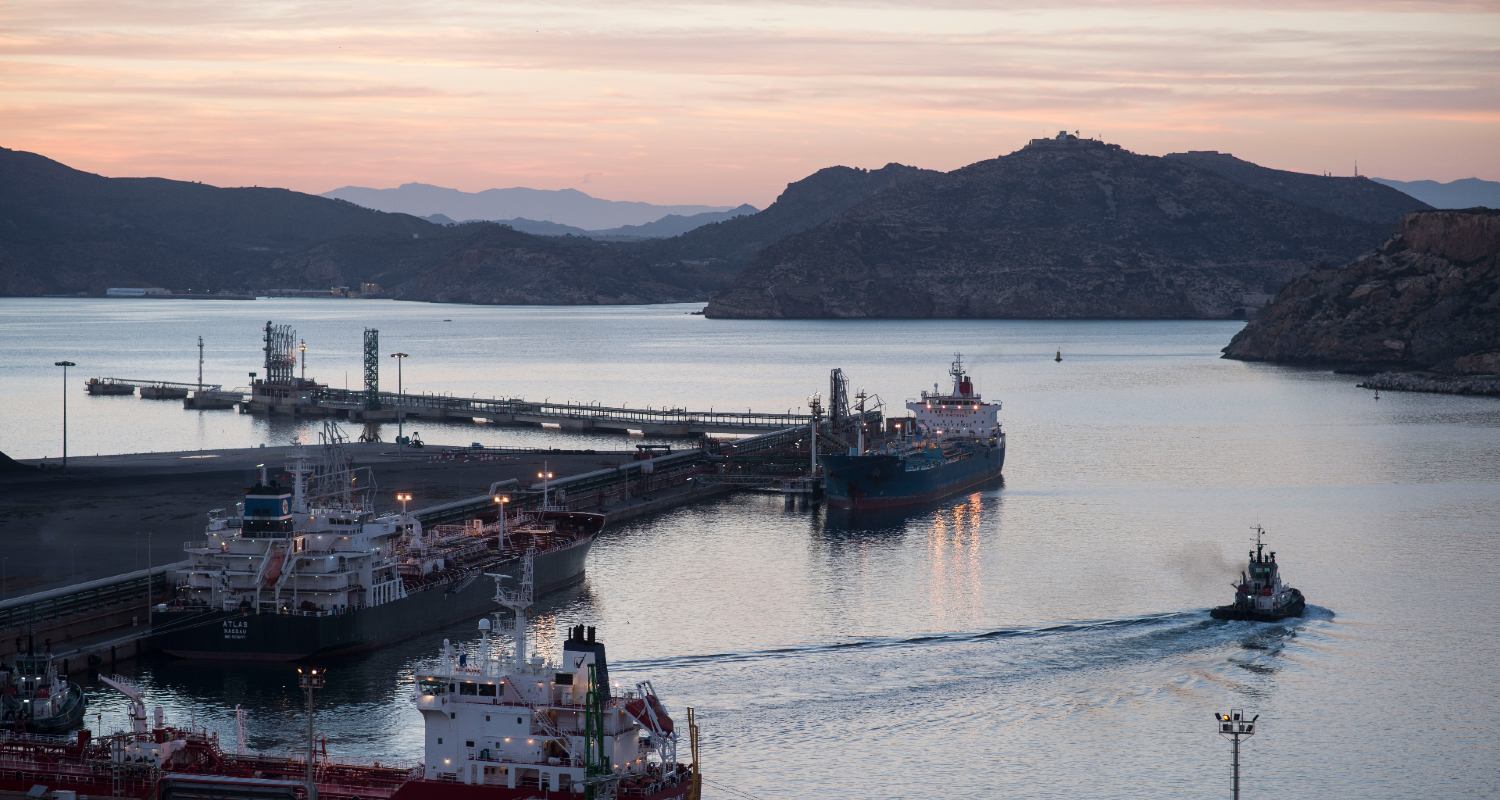  Anochecer en la refinería