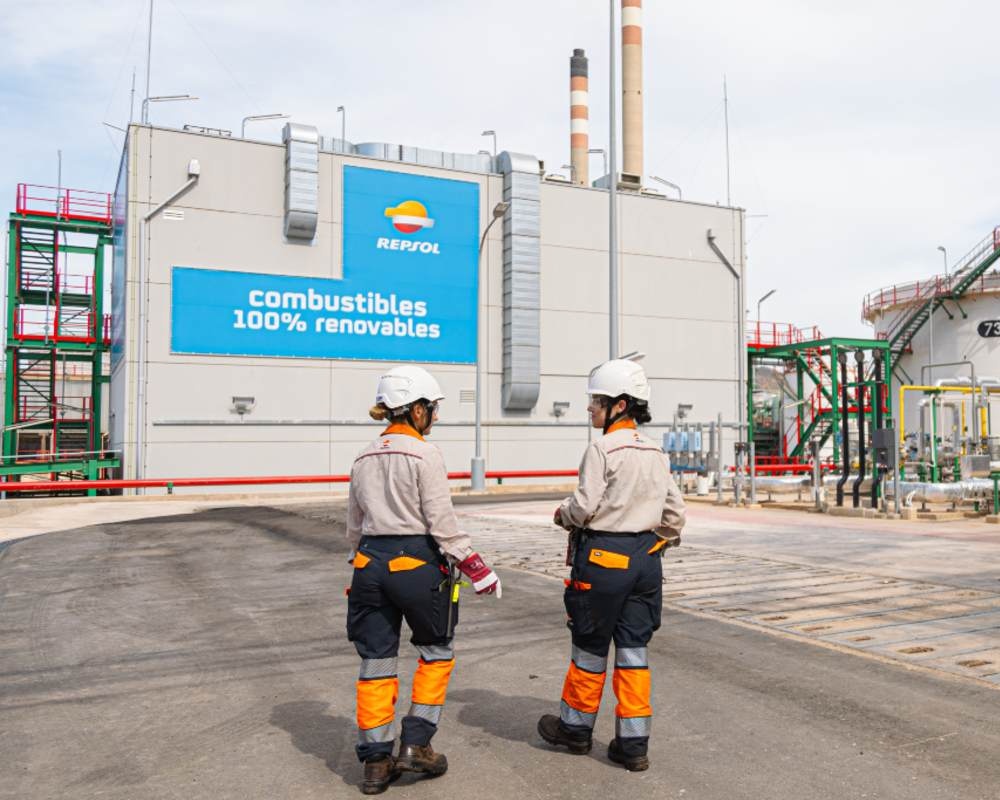 Dos operario en la planta de combustibles renovables