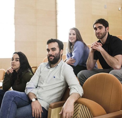 Jóvenes sentados en un auditorio