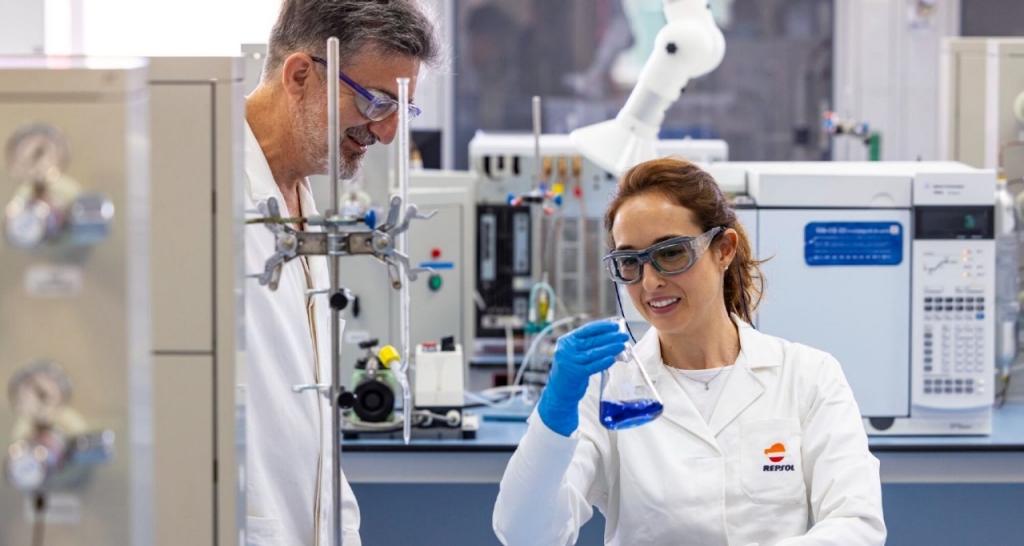 Empleados del Complejo Industrial de Cartagena en el laboratorio